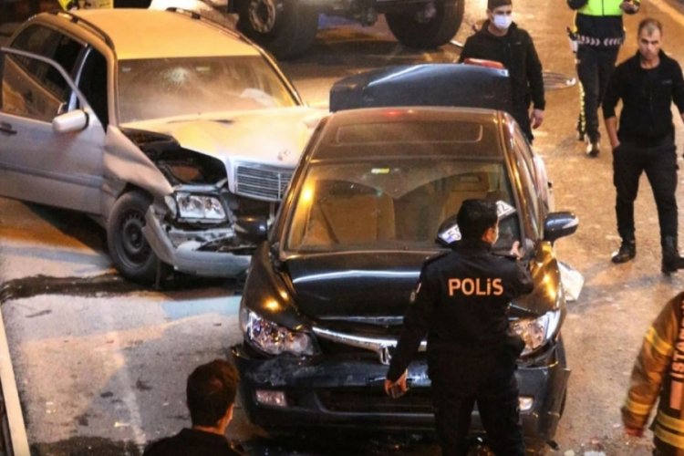 &Ccedil;ekici bekleyen arızalı otomobile başka bir ara&ccedil; &ccedil;arptı: 2 yaralı