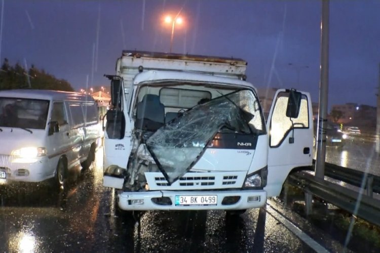 İstanbul'da art arda trafik kazaları: 2 yaralı