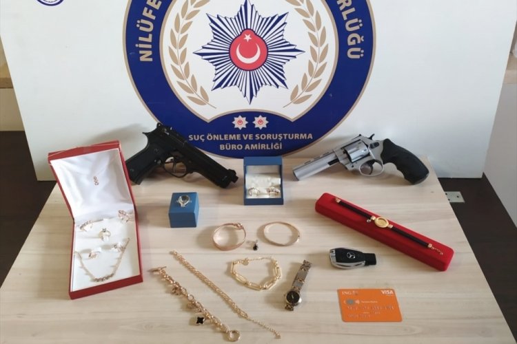 Bursa'da ziynet eşyası bulunan &ccedil;elik kasayı &ccedil;aldıkları iddia edilen 3 ş&uuml;pheli yakalandı