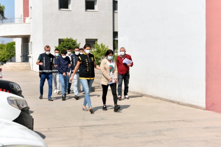 Adana'da ilişki vaadiyle eve &ccedil;ağırıp tabancayla vurarak parasını gasbettiler