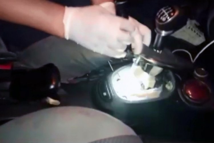 Adana'da otomobilin vites kutusunda uyuşturucu hap ele ge&ccedil;irildi