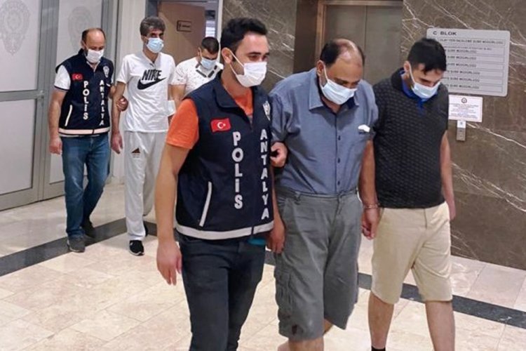 Antalya'da İranlı hırsızlık ş&uuml;phelileri, kovalamacayla yakalandı