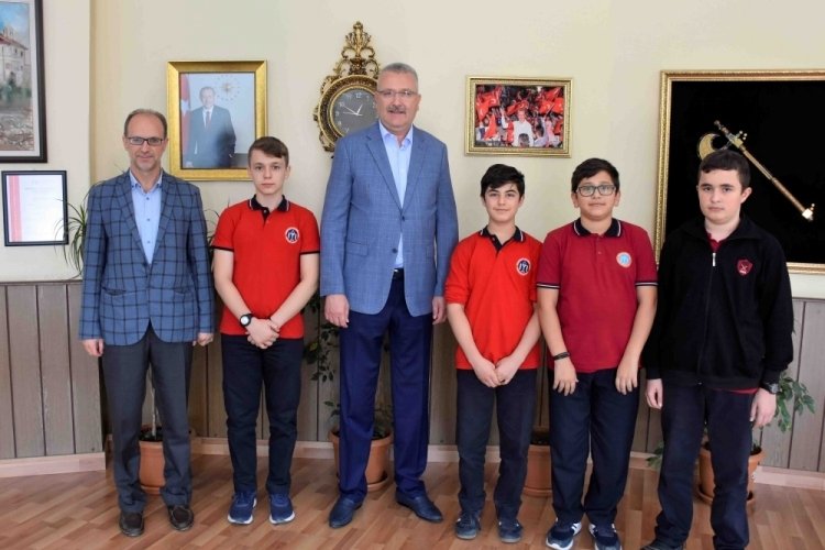 Bursa Karacabey Belediye Başkanı &Ouml;zkan hafızları tebrik etti