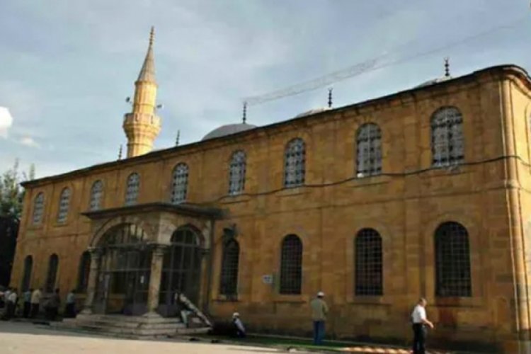 İmam ve m&uuml;ezzinlerin cami cemaatinin &ouml;n&uuml;nde k&uuml;f&uuml;rl&uuml; tartışması!
