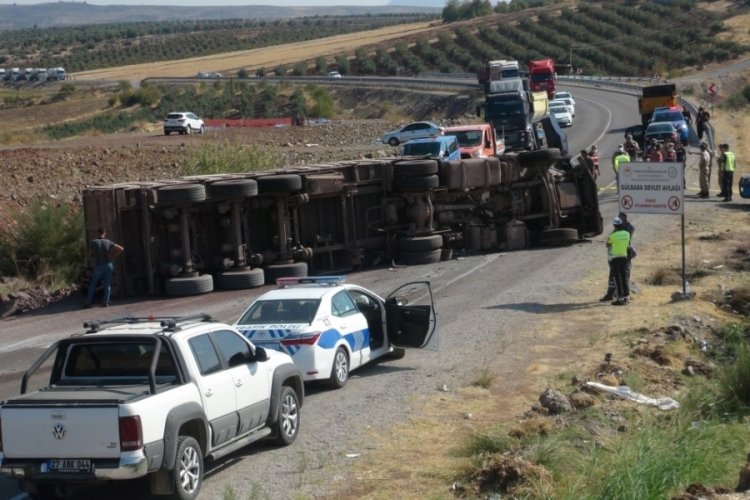 Kilis'te feci kaza! Otomobil ile TIR &ccedil;arpıştı: 4 &ouml;l&uuml;, 2 yaralı