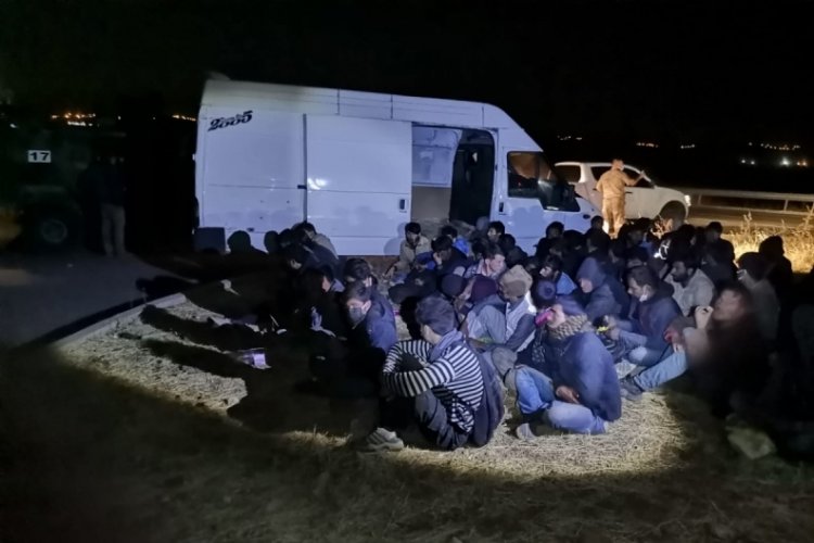 Batman'da durdurulan minib&uuml;sten 60 Afgan g&ouml;&ccedil;men &ccedil;ıktı
