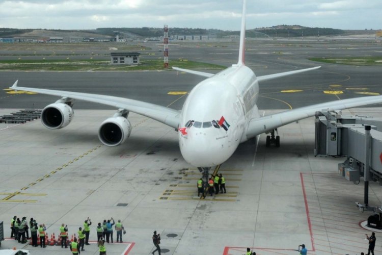 D&uuml;nyanın en b&uuml;y&uuml;k u&ccedil;ağı İstanbul Havalimanı'na ilk yolcularını taşıdı &nbsp;