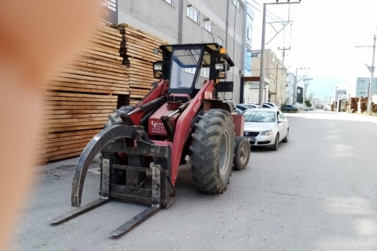 Bursa'da iş makinesi otomobile b&ouml;yle girdi