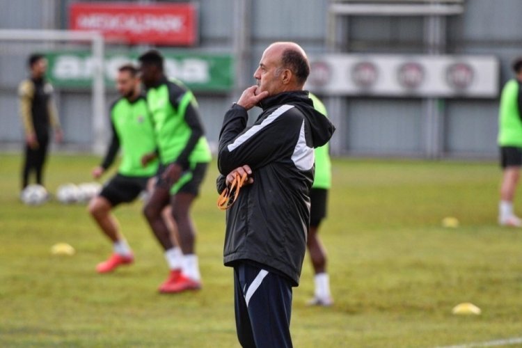 Bursaspor Teknik Direkt&ouml;r&uuml; &Ouml;zcan Bizati: Kamptaki birliktelik bize başarı getirecek