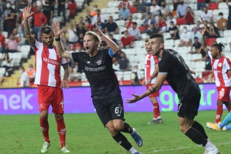 Adana Demirspor, Antalya engelini 2-1'lik skorla ge&ccedil;ti