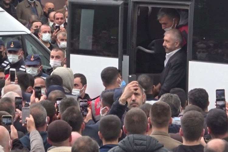 Yeraltı d&uuml;nyasının &uuml;nl&uuml; ismi Sedat Şahin cezaevi izniyle kardeşinin cenazesine katıldı