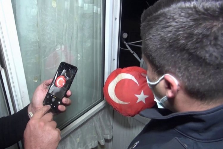 Bursa polisinden T&uuml;rk Bayrağına yapılan saygısızlığa m&uuml;dahale