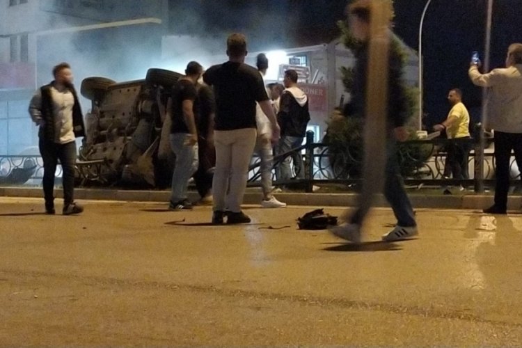 Bursa'da kaldırıma &ccedil;arparak takla atan otomobil alev aldı