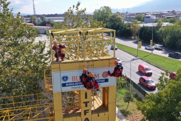 Bursa'da yangın s&ouml;nd&uuml;rme tatbikatı ger&ccedil;eği aratmadı