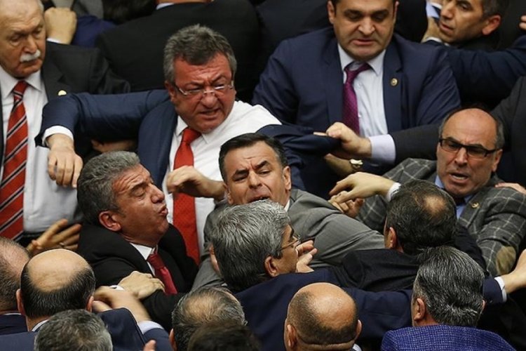 Milletvekilleri artık daha az kavga edecek! TBMM'de zemine anti-statik halılar d&ouml;şendi