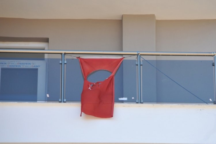 Antalya'da balkondaki kesilmiş bayrağı itfaiye indirdi