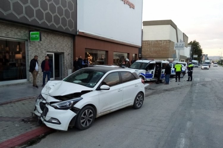 Bursa'da feci kaza! Polis aracı ve otomobil &ccedil;arpıştı
