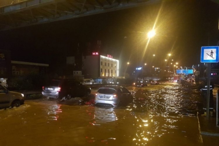 Trabzon'da sağanak yağış zor anlar yaşattı