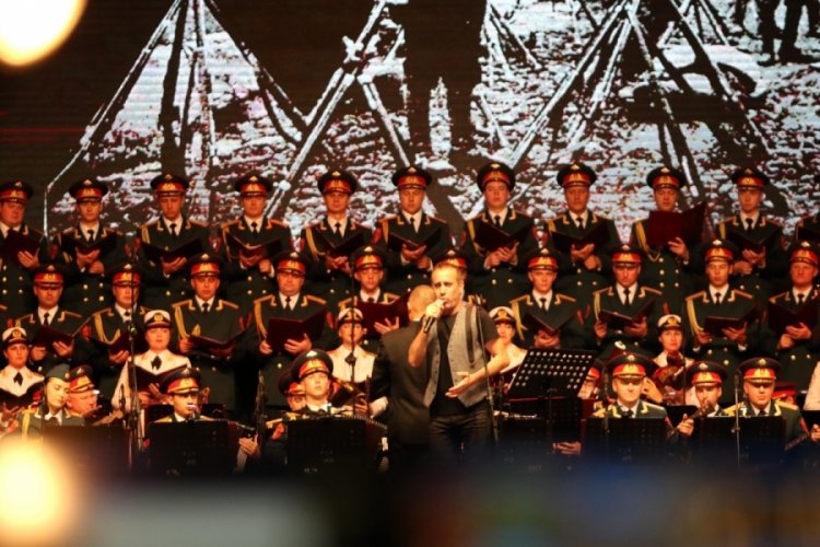 Rus Kızılordu Korosu ve Haluk Levent Mersin'de konser verdi