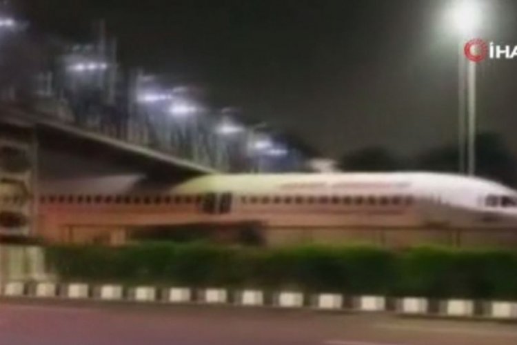 Yolcu u&ccedil;ağı k&ouml;pr&uuml;n&uuml;n altına sıkıştı