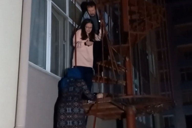 Korku dolu anlar! Yangın merdiveninin kilitli olduğu binada can pazarı