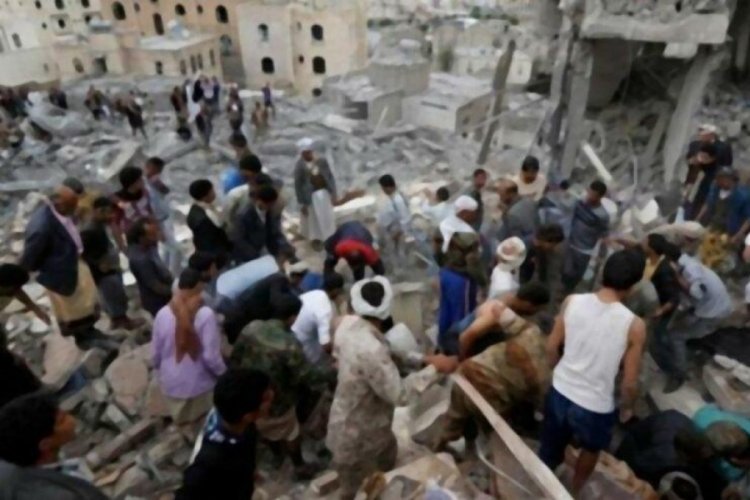 Yemen'de Husiler, f&uuml;zeli saldırı d&uuml;zenledi: 8 &ouml;l&uuml;, 14 yaralı
