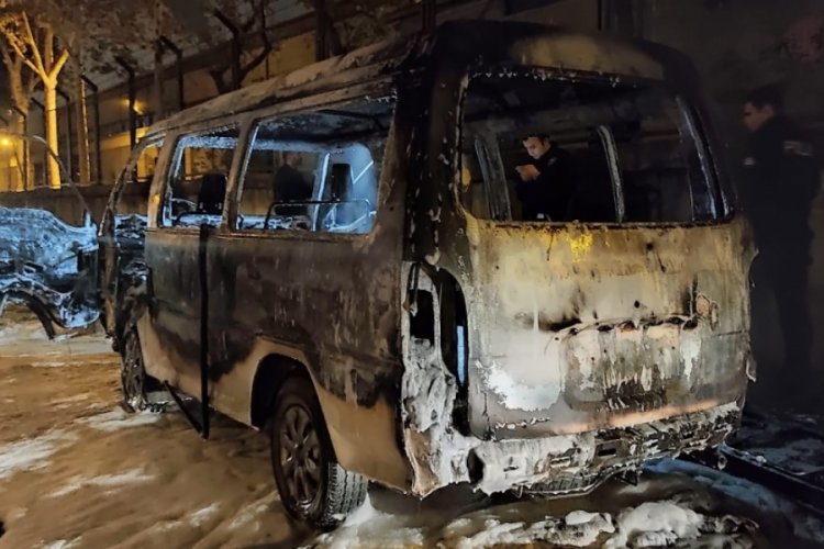 İstanbul'da &ccedil;alıntı minib&uuml;s yanarak k&uuml;l oldu