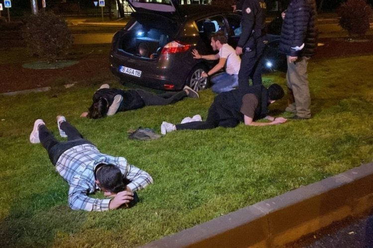 Bursa'da polisin &ouml;n&uuml;nde drift yaptılar! 50 km ka&ccedil;tıktan sonra kaza yaparak yakalandılar