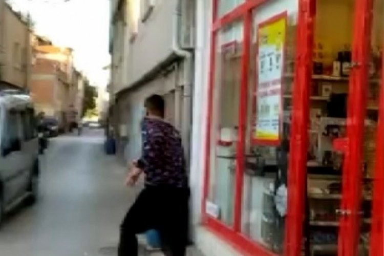 Bursa'da markete kilitlenen hırsız camı kırarak ka&ccedil;tı
