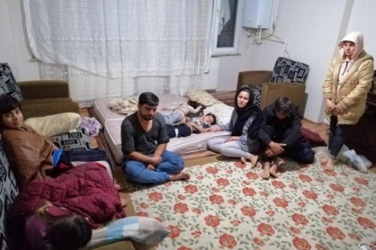 Van'da ka&ccedil;ak g&ouml;&ccedil;menleri zorla tutup, paralarını gasbeden 3 şahıs tutuklandı