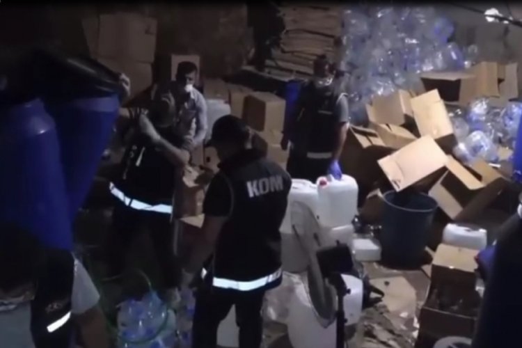 Gaziantep'te duvarı balyozla kırılarak girilen depoda 2 bin 340 litre etil alkol ele ge&ccedil;irildi