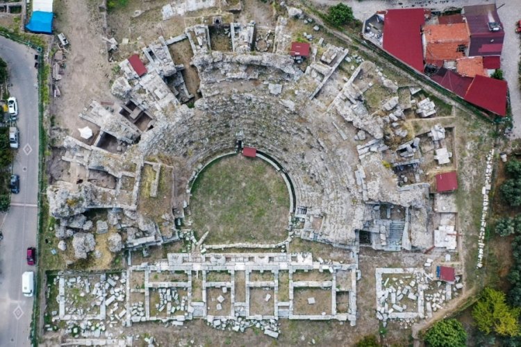 Bursa İznik'teki Roma Tiyatrosu'nda &ccedil;ini at&ouml;lyesi bulundu