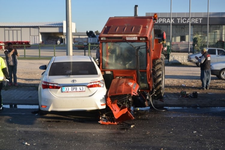 Konya'da kavşağa kontrols&uuml;z &ccedil;ıkan trakt&ouml;re otomobil ve TIR &ccedil;arptı: 1 &ouml;l&uuml;, 2 yaralı