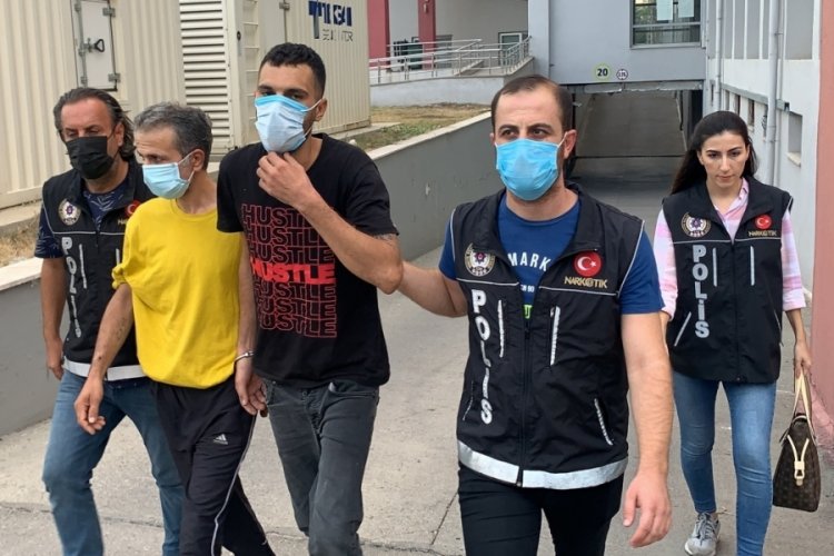 Adana'da yakalanan torbacılar, eve gelenlere 'iyilik olsun' diye uyuşturucu veriyormuş