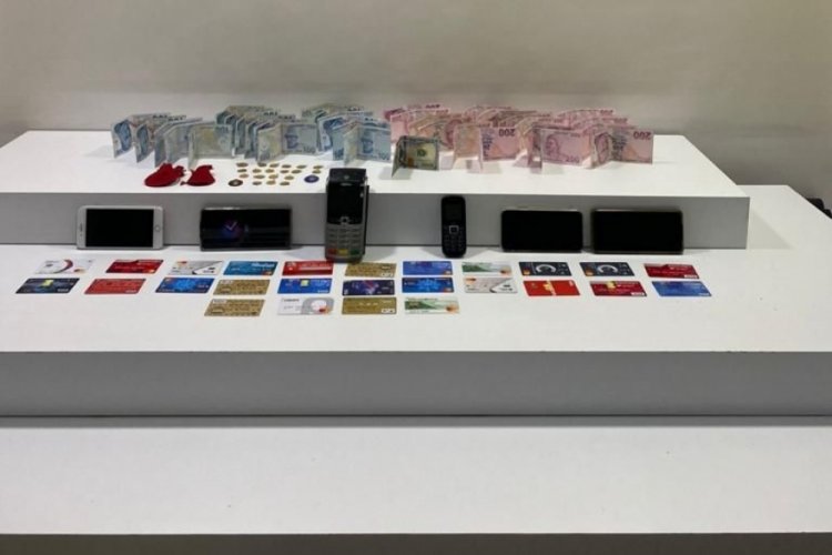 İstanbul'da sahte ara&ccedil; kiralama sitesiyle y&uuml;zlerce kişiyi dolandıran şahıslar yakalandı