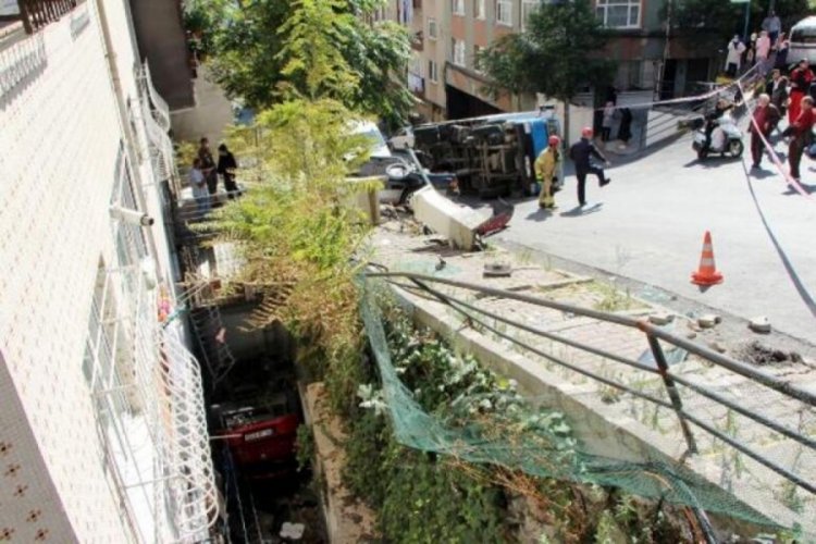 İstanbul'da kamyonet devrildi! Ortalık savaş alanına d&ouml;nd&uuml;