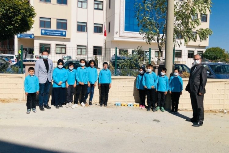 Bursa'da &ouml;ğrencilerden can dostlarına mama ve su