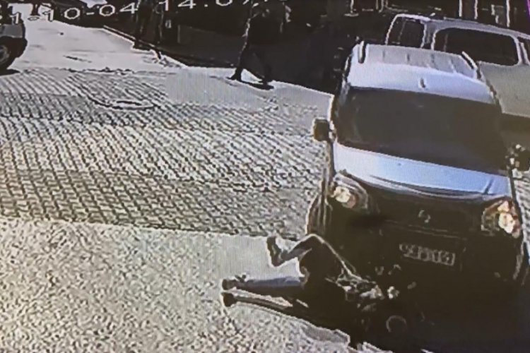 Sakarya'da hafif ticari ara&ccedil;, yoldan ge&ccedil;en kadına &ccedil;arptı