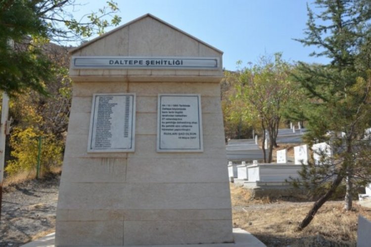 Siirt'te PKK'lı ter&ouml;ristlerin katlettiği 37 vatandaş &ouml;l&uuml;m yıl d&ouml;n&uuml;m&uuml;nde anıldı