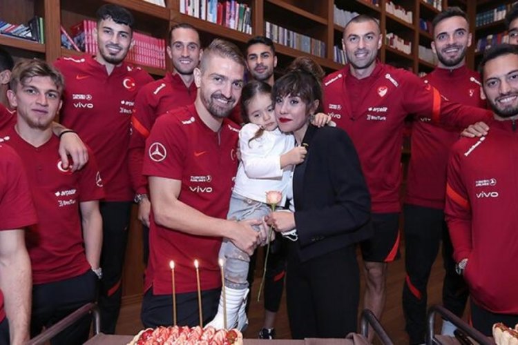 Milli Takım kampında Caner Erkin'e doğum g&uuml;n&uuml; s&uuml;rprizi