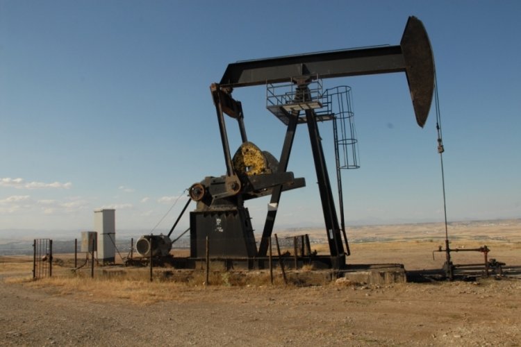 Brent petrol&uuml;n varil fiyatı 81,53 dolardan işlemde