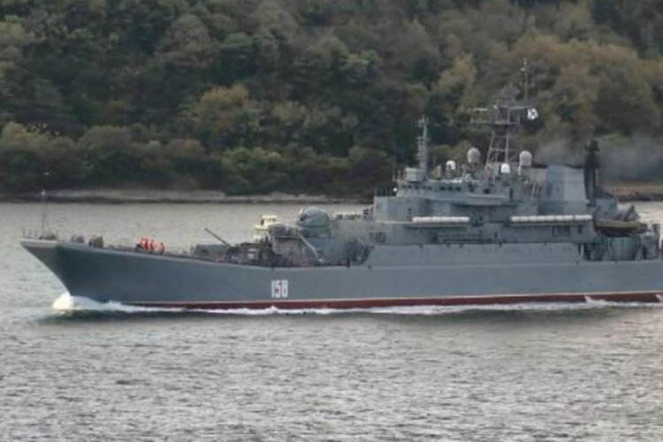 Rus savaş gemisi İstanbul Boğazı'ndan ge&ccedil;iş yaptı