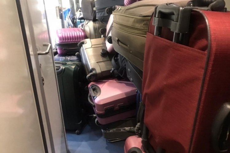 YHT'de valiz yoğunluğu y&uuml;z&uuml;nden 1,5 saat ayak kaldı!