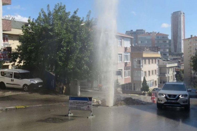 İstanbul'da patlayan borudan sular metrelerce y&uuml;kseldi