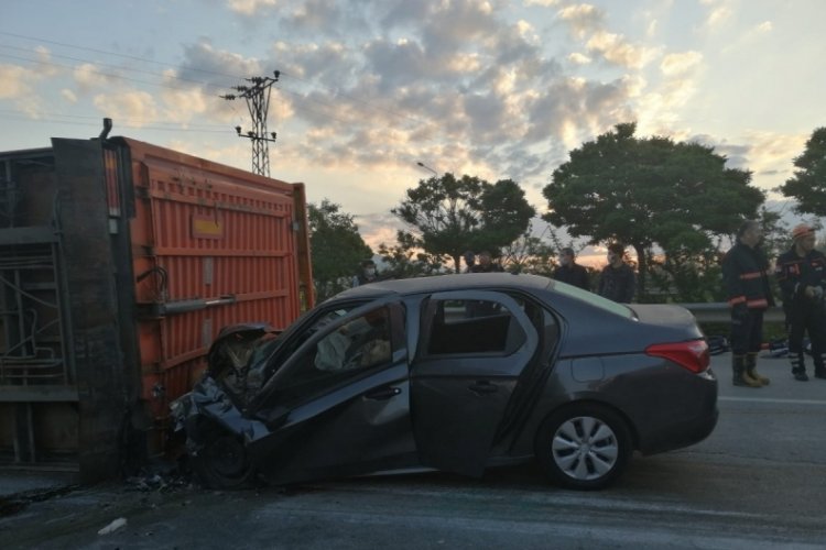 Bursa'da devrilen TIR'ına otomobil &ccedil;arpan şof&ouml;r: Telefonun feneriyle s&uuml;r&uuml;c&uuml;y&uuml; durdurmaya &ccedil;alıştım