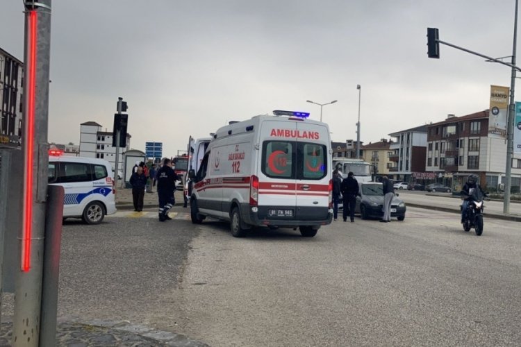 D&uuml;zce'de kırmızı ışıkta zincirleme kaza: 4 yaralı