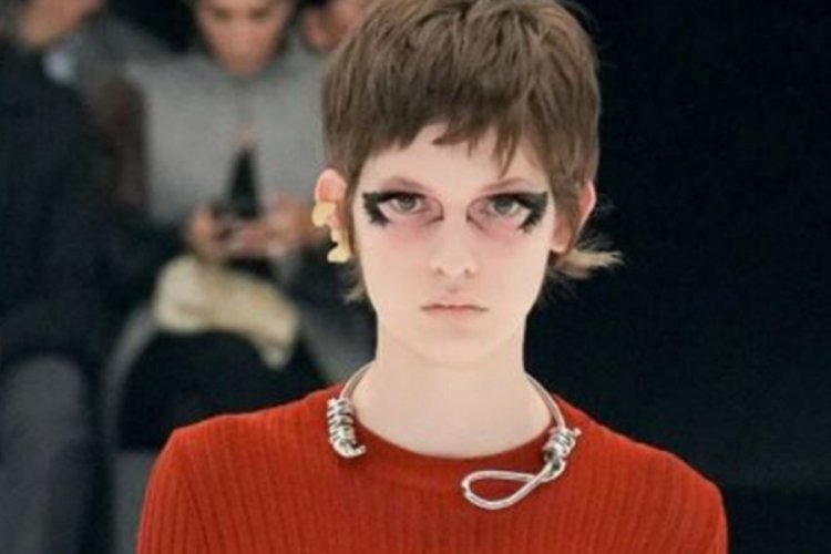 Givenchy'nin kolyesi tartışmaya yol a&ccedil;tı: İntiharı &ccedil;ağrıştırıyor!