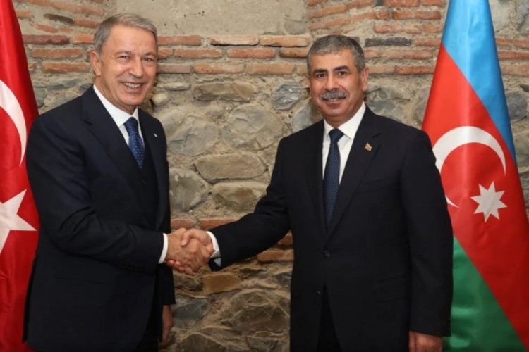 Bakan Akar, Azerbaycan Savunma Bakanı Hasanov ile bir araya geldi