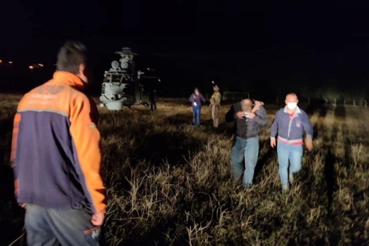 Sakarya'da kayalıklarda mahsur kalan iki arkadaş helikopterle kurtarıldı