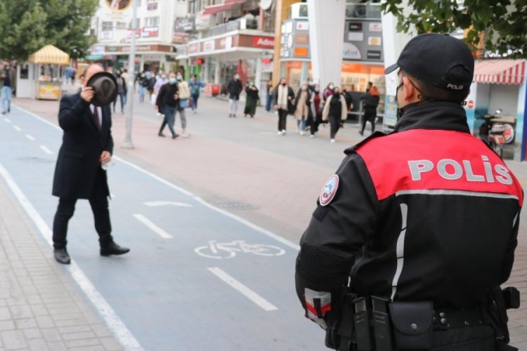 Bolu'da maskesiz yakalanınca y&uuml;z&uuml;n&uuml; şapkayla kapattı